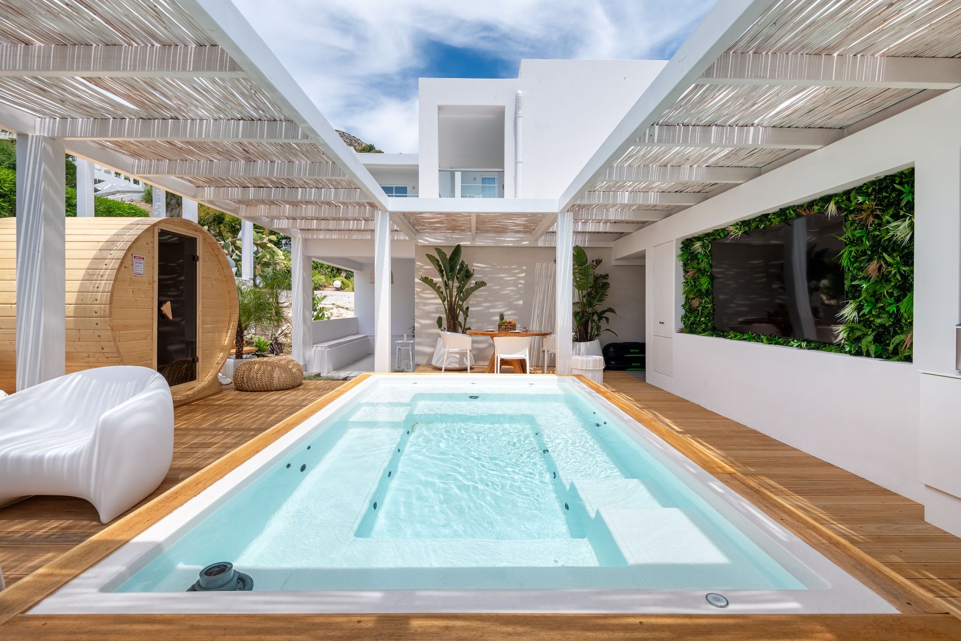 WELLNESS SUITE WITH MINI POOL & GARDEN